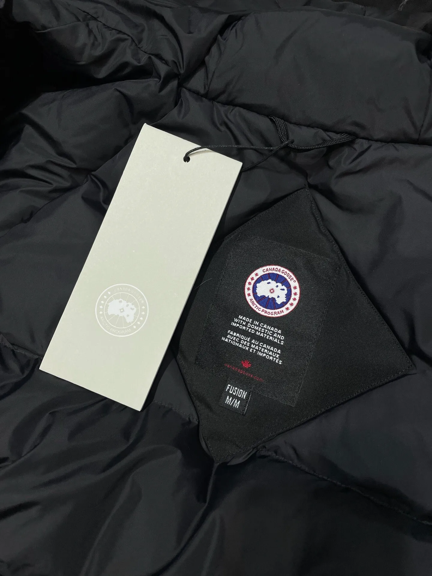 P760 original top quality Canada Goose #Chilliwa 7999M pilot short style/01 style #Men and Women Same Style# Synchronized anti-counterfeiting chip sensor! ➖ Imported 21S polyester-cotton blended original fabric [Last year’s 16S/18S hard fabrics have been completely eliminated, this year all use 21S synchronous fabrics, the soft mid-strap feels delicate and textured], synchronous Feather-Light 10D waterproof coating fabric, made of 84.5 polyester fiber and 15.5 cotton, 100% the best feel in the entire network! ➖ The official website synchronizes the national standard 80 white duck down, you can check the official website customer service, there will never be a series of misleading claims such as 90 down or goose down! ➖ Using the best nylon lon lining with double double-layer sealing design, anti-down 7 needles + grid-filled down ready-made garments, there will be 100% no so-called velvet running! ➖ The cuffs are designed with thickened seamless threads, and the collar and pocket lining are made of top-notch warmth and comfort! ➖ Yoshida YKK provides original custom-made electroplated sliders. YKK two-way lockable zippers are tight and smooth and will not peel off paint! ➖ 3M composite guarantees that the Velcro is the same as the original, durable, and all accessories and hardware are custom-made! ➖ Customized 10,000-needle embroidery labels imported from Behringer embroidery machines, 98% of which restore the original labels. You can check and compare on the official website! ➖ The fur collars are all made of large pieces of Western Canadian blue wolf hide, ensuring that each fur collar is 13-15cm wide!   Size:XS-XXL